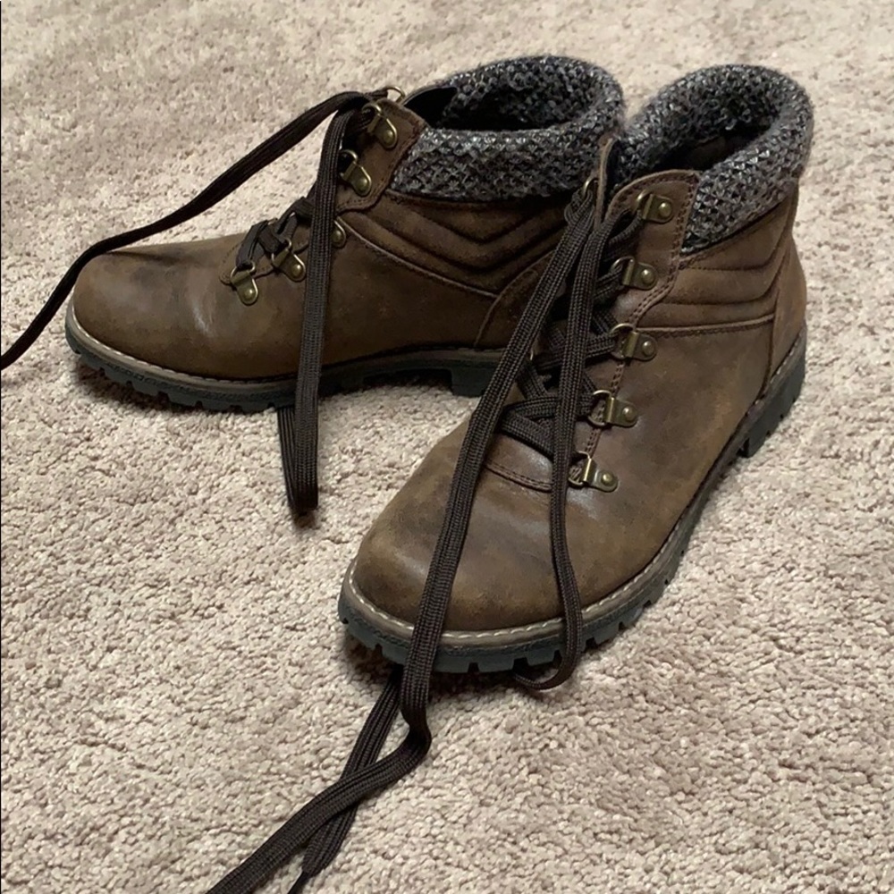 Low cut leather boots